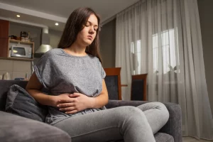 Mujer joven con dolor en vesícula