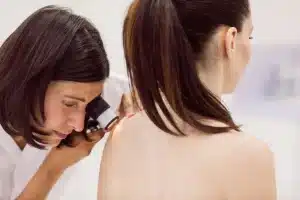 Que estudia la dermatología
